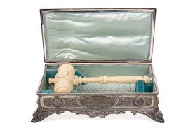 File:Ivory mallet silver casket open.jpg
